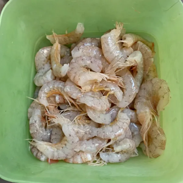 Siangi udang dan cuci bersih.