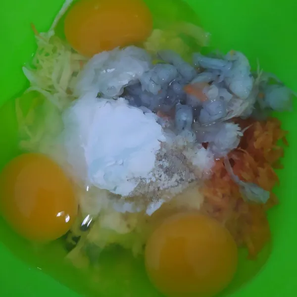 Masukkan udang, telur, tepung tapioka, garam, merica bubuk dan kaldu jamur. Kocok lepas.