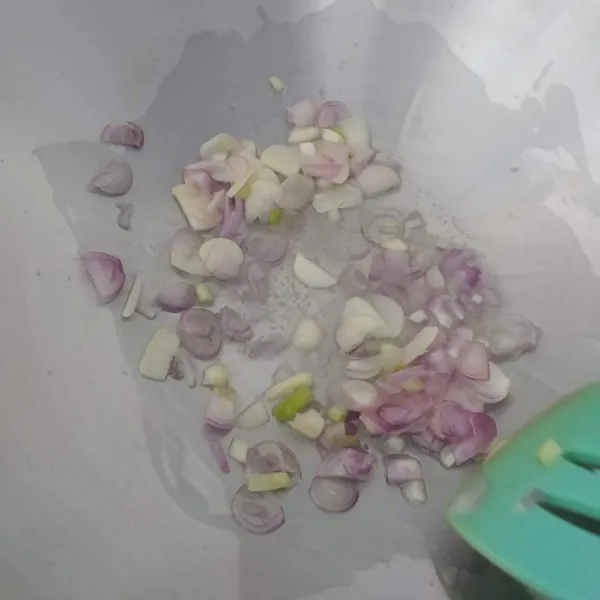 Iris tipis bawang merah dan bawang putih. Kemudian tumis hingga harum.
