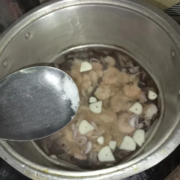 Bumbui dengan garam, lada bubuk, gula pasir dan kaldu jamur, masak hingga matang.