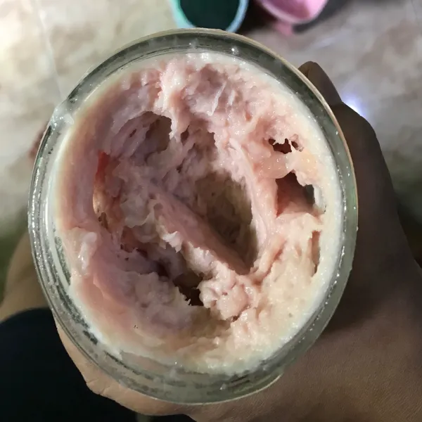 Haluskan daging ayam, jamur, bawang putih dan merica