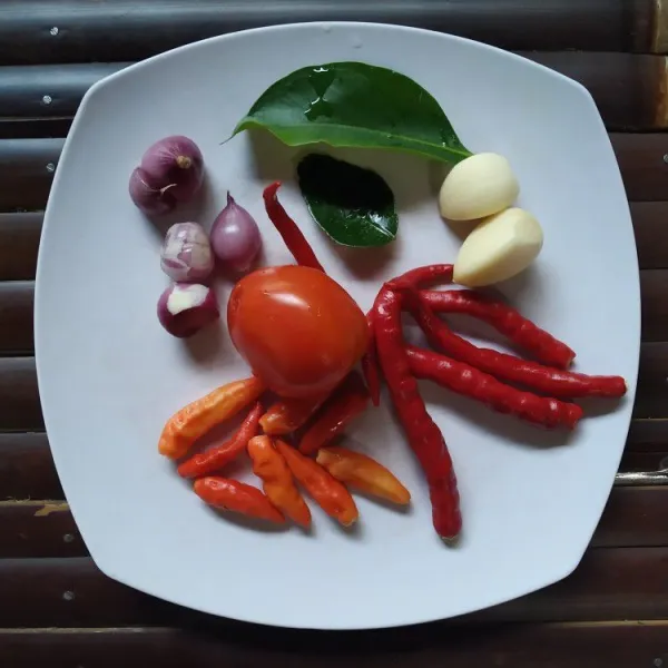 Siapkan semua bumbu-bumbu.