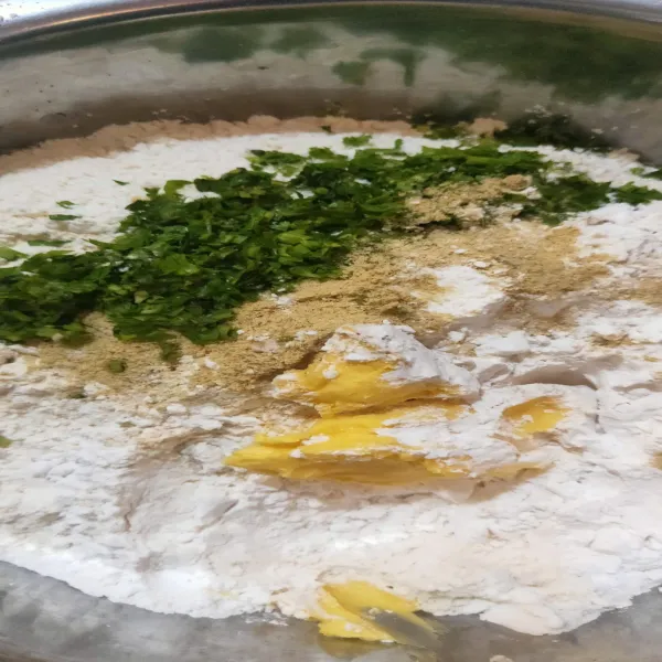 Campur tepung terigu, tapioka, kaldu bubuk daun seledri, garam, aduk rata, tambahkan air sedikit demi sedikit.