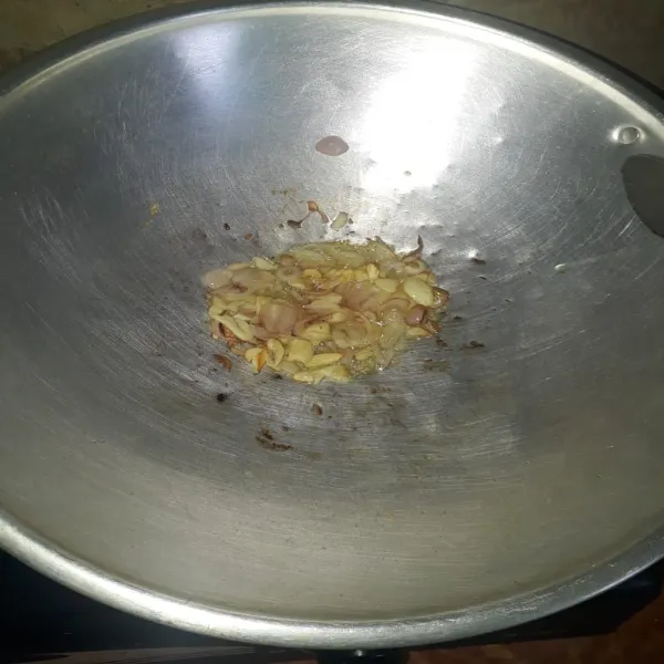 Panaskan sedikit minyak goreng, lalu tumis bawang merah dan bawang putih sampai layu.