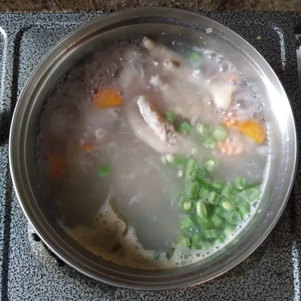 Masukkan buncis, kecilkan api, bumbui dengan garam, merica, kaldu bubuk, koreksi rasa.