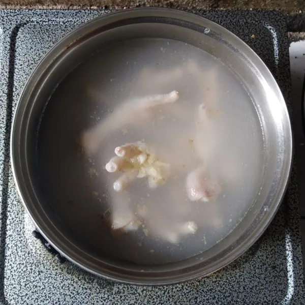 Bersihkan ceker ayam, rebus bersama bawang putih yang sudah dihaluskan hingga matang.