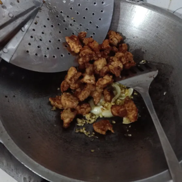 Masukkan ayam, aduk rata.