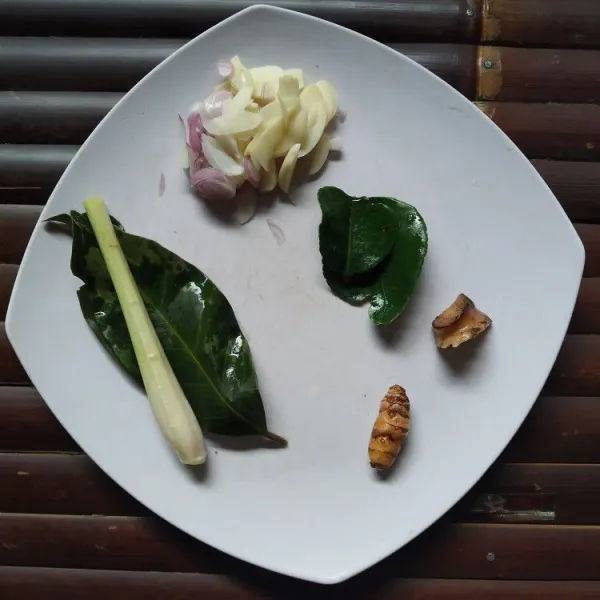 Siapkan bumbu rempah, untuk kunyit dapat diparut atau dihaluskan bersama garam