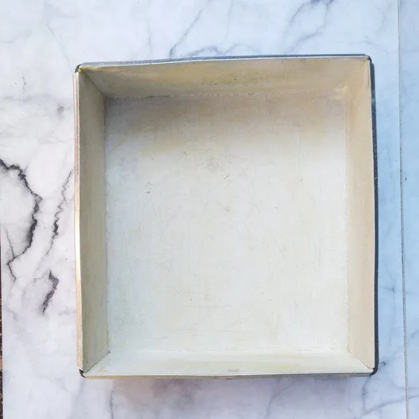 Masukkan ke dalam loyang yang sudah dialasi denga kertas roti, sekelilingnya diolesi dengan margarin juga. Panggang selama 20-30 menit (sesuai oven).