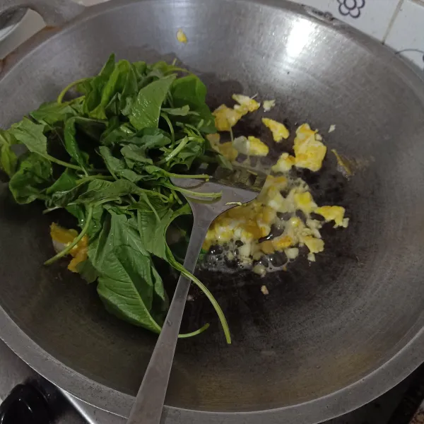 Masukkan bayam, aduk rata.