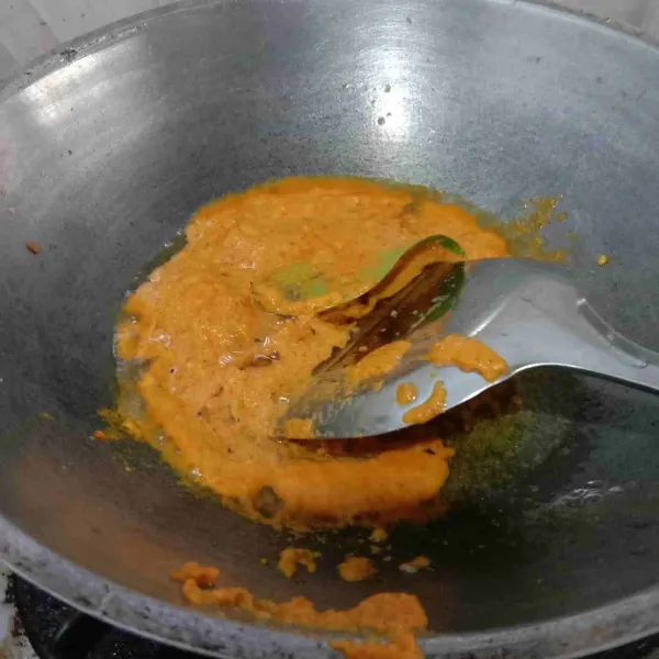 Haluskan semua bumbu bawang merah, bawang putih, cabe merah, cabe rawit, jahe, kunyit, kencur, ketumbar, jintan, daun jeruk, kemiri. Tumis bumbu halus bersama daun salam, laos, klabet dan masoyi hingga harum.
