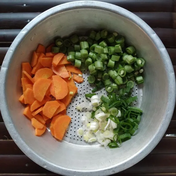 Potong-potong sayuran sesuai selera.