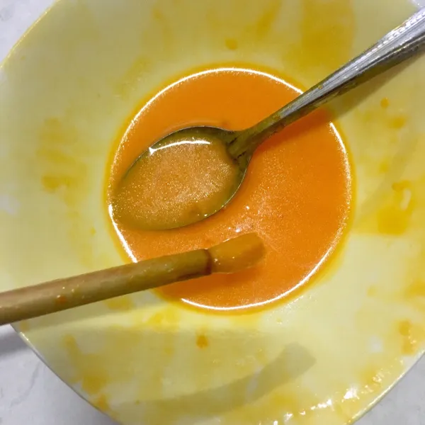 Sembari menunggu, lelehkan butter, campur dengan susu dan telur. Terakhir berikan sejumput pewarna sesuai selera.