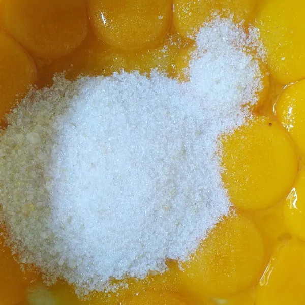Masukkan telur dan gula ke dalam wadah. Mixer hingga gula larut pake kecepatan rendah.