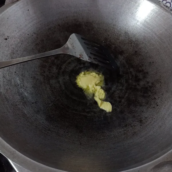 Panaskan margarin sampai meleleh.