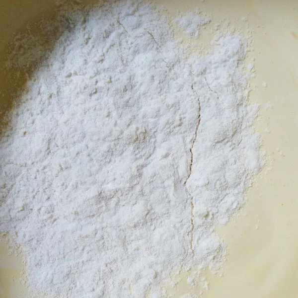 Masukkan tepung terigu, maizena, vanili, dan susu bubuk yang telah diayak. Aduk balik perlahan.