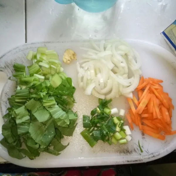 Cuci bersih dan iris pokcoy, wortel, bawang bombay dan daun bawang