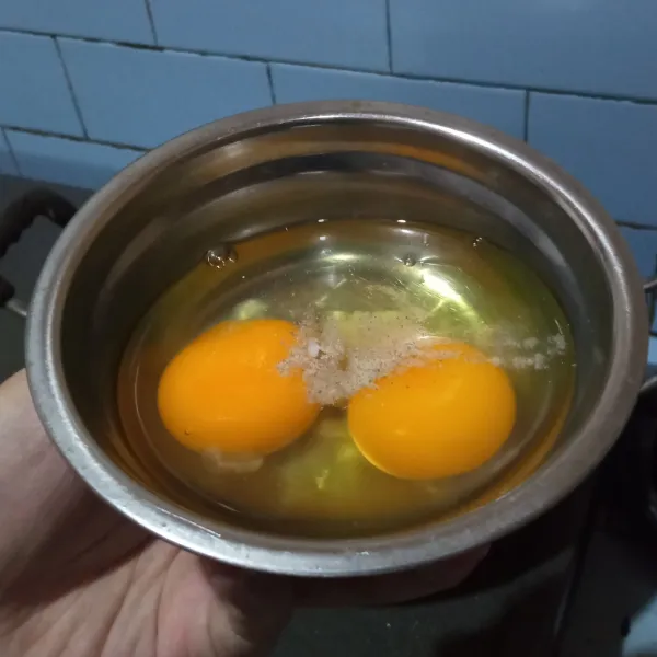 Kocok telur dengan garam & lada.
