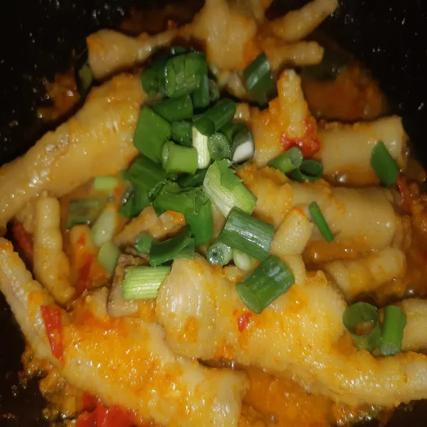 Beri daun bawang, aduk. Masak hingga air menyusut.