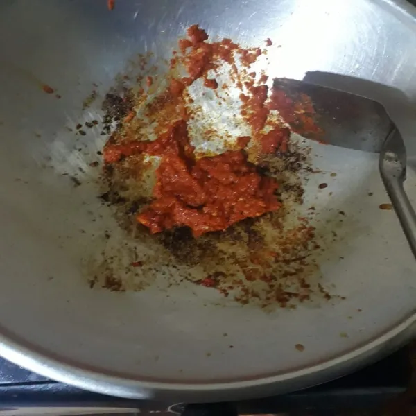 Panaskan sedikit minyak goreng, lalu tumis bumbu sampai harum.