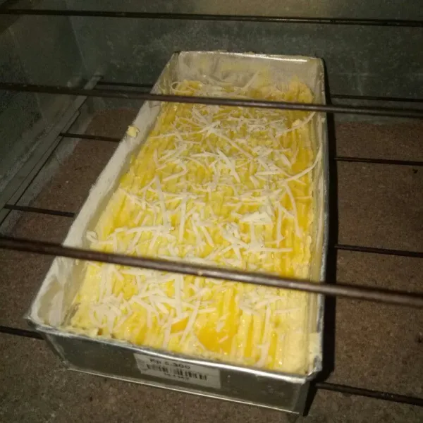 Beri bahan olesan dan beri toping keju. Oven selama 45 menit atau sampai matang. Tergantung oven masing-masing, angkat dan dinginkan. Setelah dingin siap disajikan