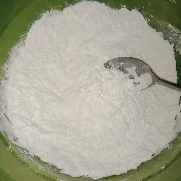 Pertama siapkan tepung terigu yang sudah disangrai