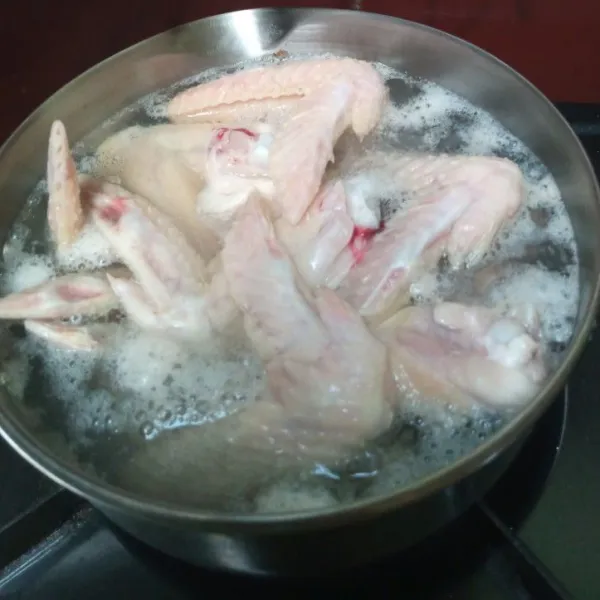 Rebus ayam yang telah di bersihkan terlebih dulu.