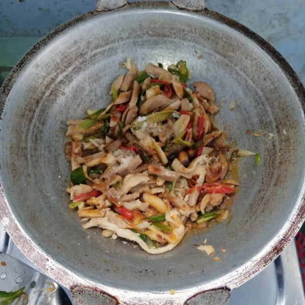 Masukkan jamur, gula, garam, lada bubuk, saos tiram dan kecap manis. Aduk rata. Masak sampai matang dan bumbu meresap. Icip rasa. Angkat dan sajikan.