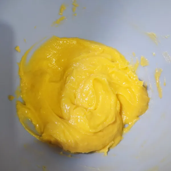 Kocok butter, margarin, gula, vanili dan garam sampai putih mengembang. Masukkan kuning telur, kocok rata sebentar.