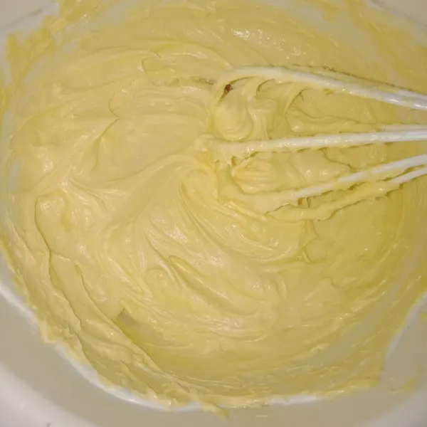 Siapkan margarin dan gula halus wisk hingga pucat