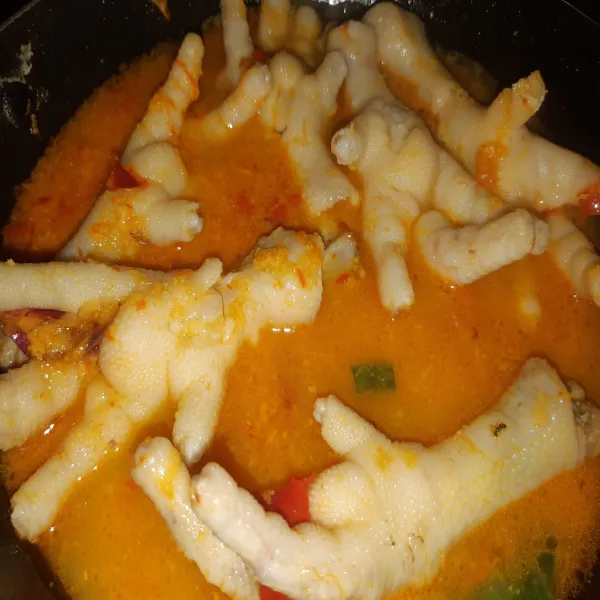 Beri air secukupnya. Kemudian masukkan ceker, beri garam, lada, penyeda, masak hingga mendidih (tutup wajan)