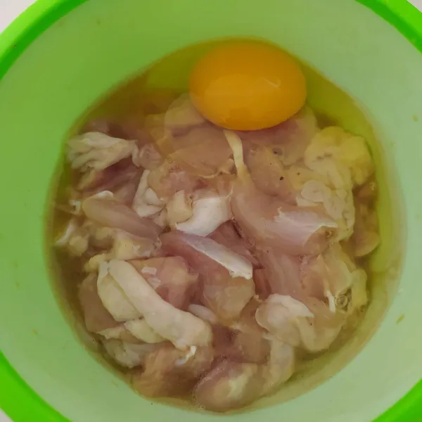 Setelah dimarinasi, masukkan telur, aduk rata.