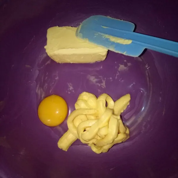 Siapkan wadah, masukan margarin, mentega dan telur. Mixer sampai tercampur rata