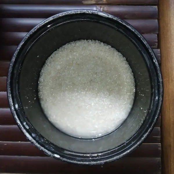 Cuci bersih beras, tiriskan