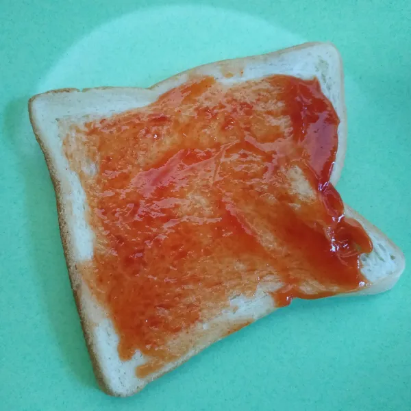 Olesi roti tawar dengan saos.