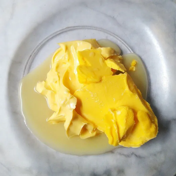Masukkan margarin, butter, dan skm ke dalam wadah.