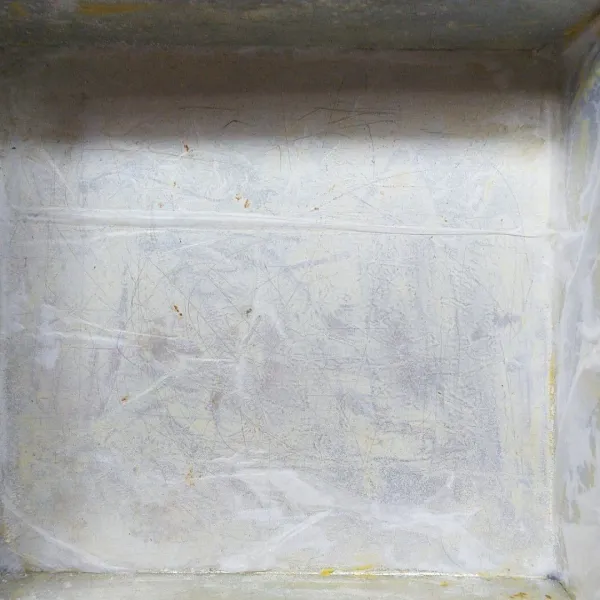 Masukkan ke dalam loyang ukuran 23×23×5 cm yang sudah dialasi dengan baking paper, sekelilingnya juga dioles dengan margarin. Oven hingga matang sekitar 20-30 menit (sesuai oven masing-masing).