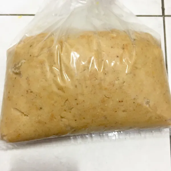 Masukan dalam plastik dan simpan di kulkas selama minimal 30 menit.