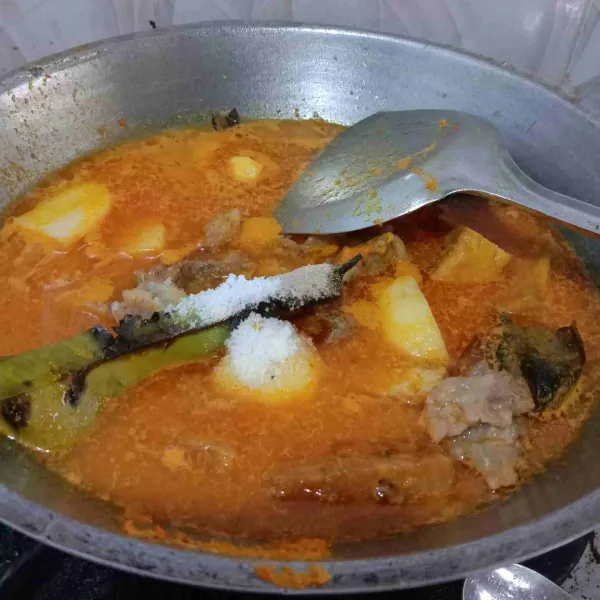 Tambahkan garam, kaldu bubuk, lada bubuk, gula, masak hingga mendidih kurang lebih 5-7 menit.