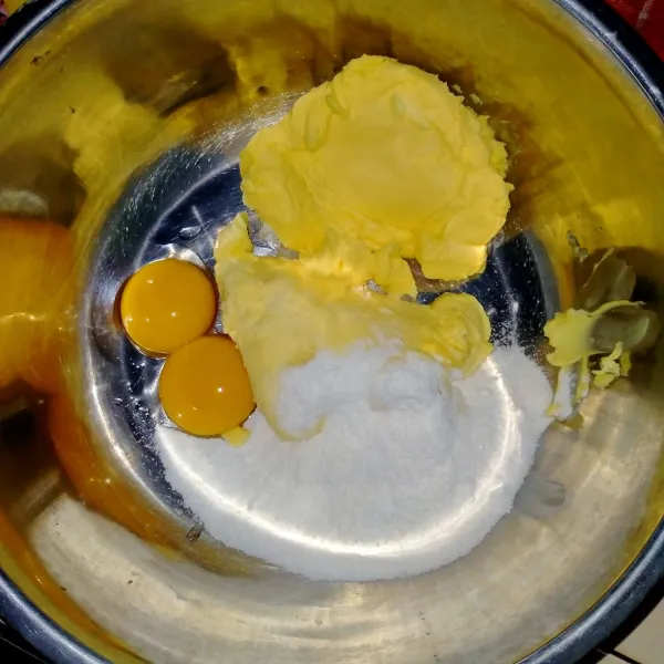 Campurkan semua bahan adonan kecuali susu bubuk, tepung terigu dan maizena. Aduk rata menggunkan mixer. Kocok dengan speed mixer sedang hingga merata dan terlihat mengembang. Sisihkan.