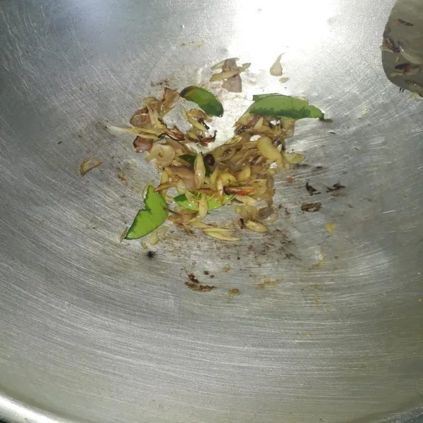 Masukkan daun jeruk dan serai, tumis sampai harum.