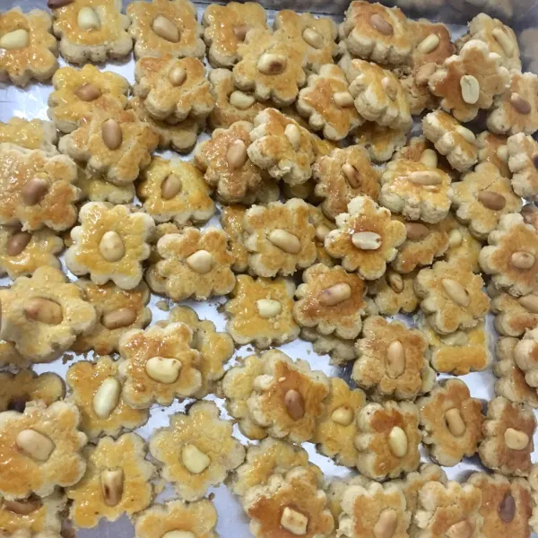 Panggang kue kacang dengan api kecil saja selama 20-25 menit, sesuaikan dengan oven masing-masing. Jika memakai oven listrik bisa diatur di suhu 170 derajat dengan api atas bawah.