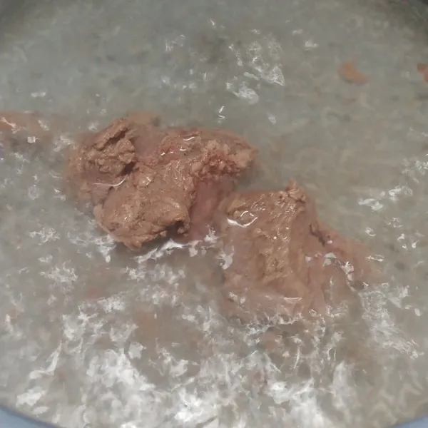 Rebus daging sapi hingga matang dan empuk, lalu angkat daging dan potong-potong sesuai selera.