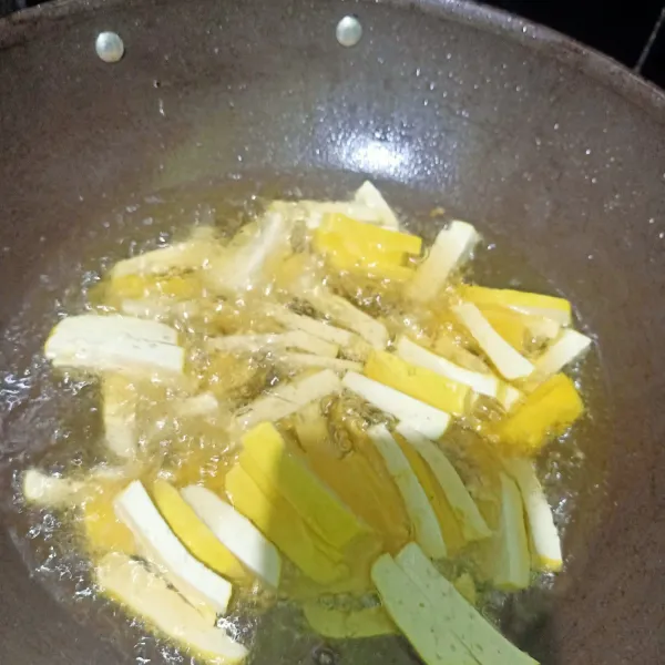 Siapkan wajan isi minyak goreng lalu setelah panas minyak. Masukkan tahu iris. Goreng sampai matang lalu angkat.