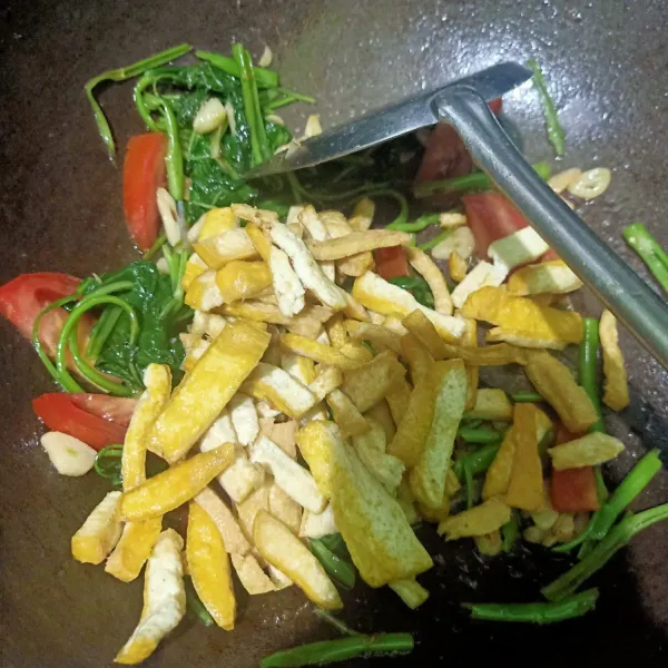 Lalu masukkan tahu yang sudah digoreng terlebih dahulu. Beri bumbu garam, merica dan bubuk kaldu jamur. Cicipi koreksi rasa. Oseng sampai tercampur semua. Oseng sampai matang semuanya. Lalu siap disajikan.
