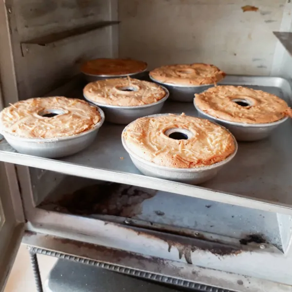 Oven dengan api sedang hingga matang. 20 menit rak bawah & 10 menit rak atas. Tergantung oven masing-masing. Keluarkan dari cetakan & dinginkan.