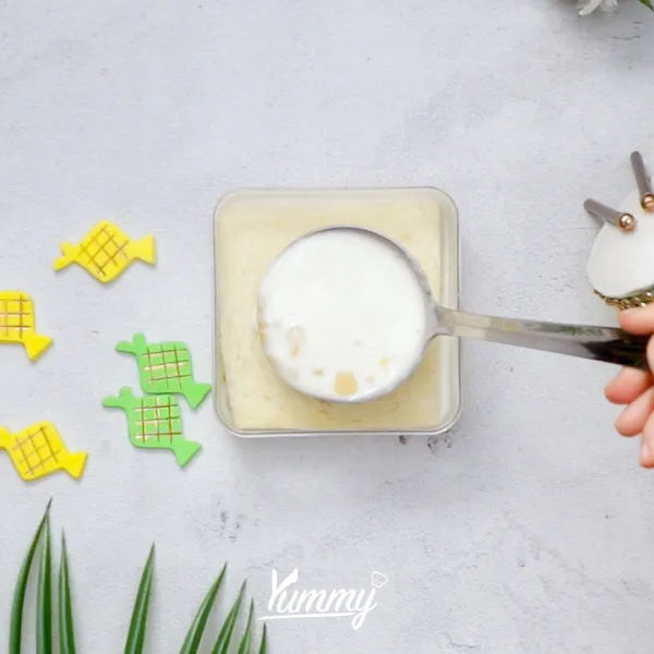 Tuangkan adonan susu, dan ulangi hingga wadah penuh.