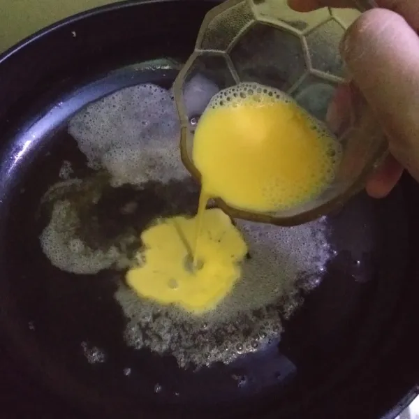 Panaskan butter kemudian masukkan kuning telur yang sudah dikocok. Masak sampai setengah kering