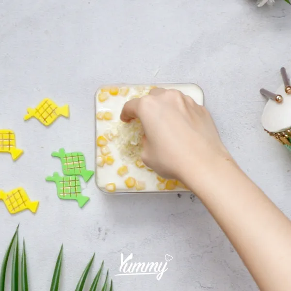 Taburi keju dan jagung di atasnya, sajikan.