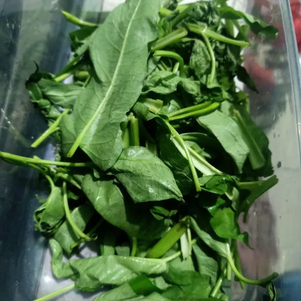 Siapkan daun kangkung lalu cuci bersih dan tiriskan.
